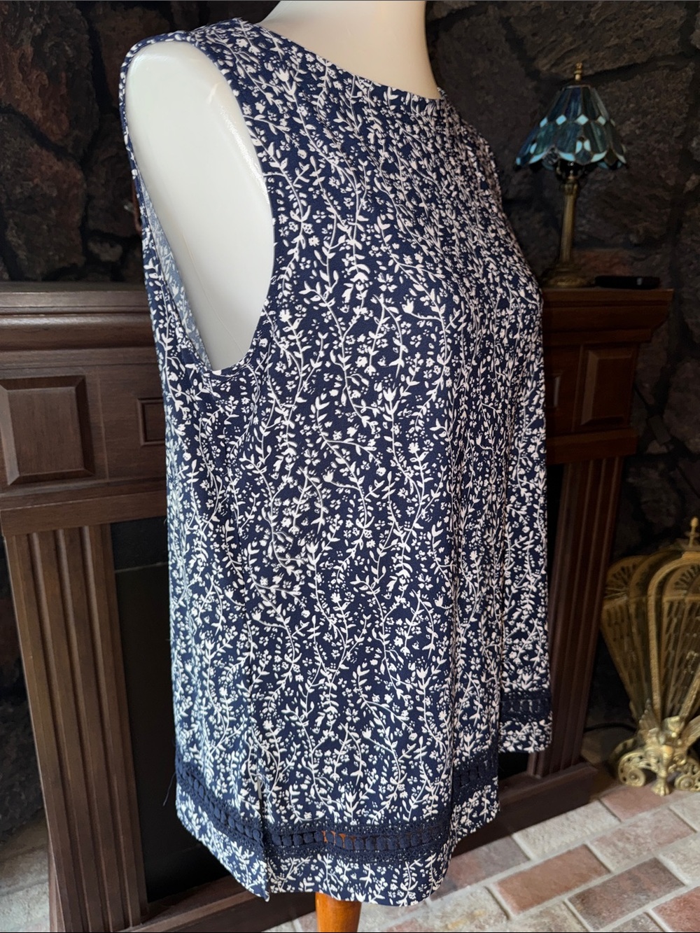 Jones New York Size Medium M Women’s Navy White Sleeveless Patterned Tank Top - Picture 4 of 10